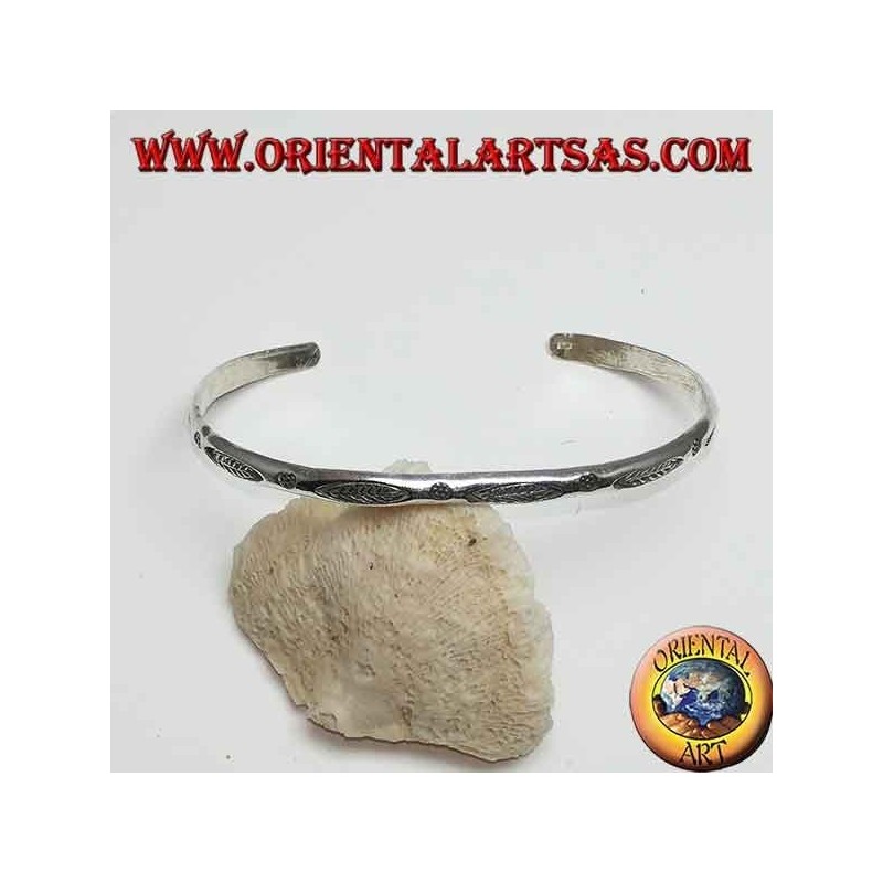 Pulsera rígida de plata, con grabados hechos a mano por Karen