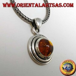 Colgante de plata con ámbar redondo y borde de dos ceras.
