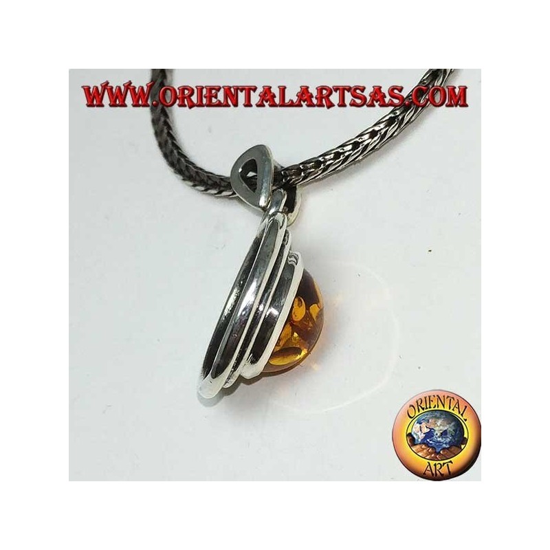 Colgante de plata con ámbar redondo y borde de dos ceras.