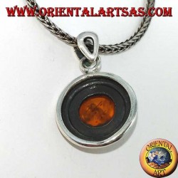 Silver pendant with a round amber, and two-wax edge