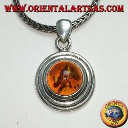 Colgante de plata con ámbar redondo y borde de dos ceras.