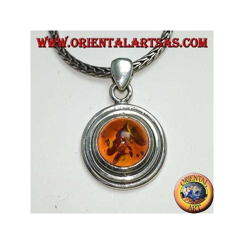 Silver pendant with a round amber, and two-wax edge