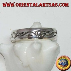 Anillo de plata con incrustaciones de sol y ondas alternas
