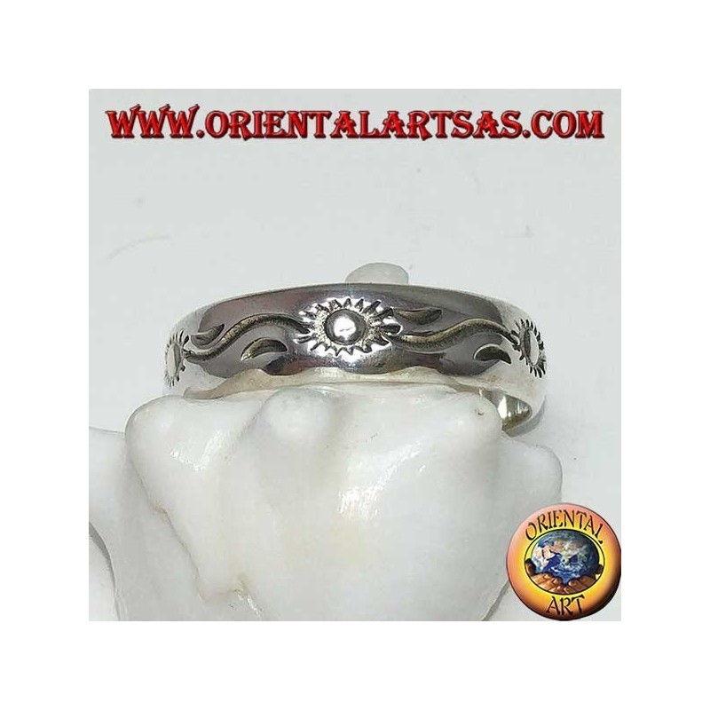 Bague en argent incrustée de soleil et de vagues alternées
