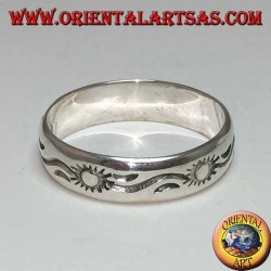 Bague en argent incrustée de soleil et de vagues alternées