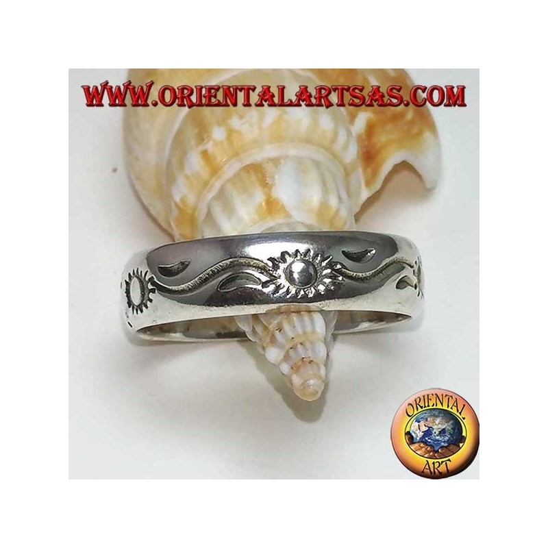 Bague en argent incrustée de soleil et de vagues alternées