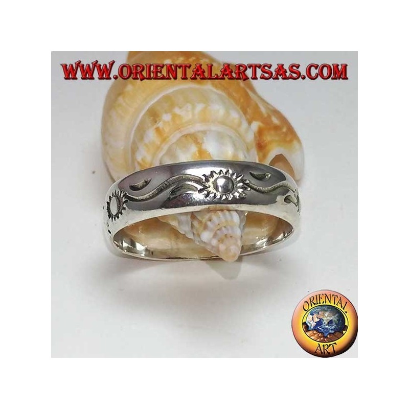Anillo de plata con incrustaciones de sol y ondas alternas