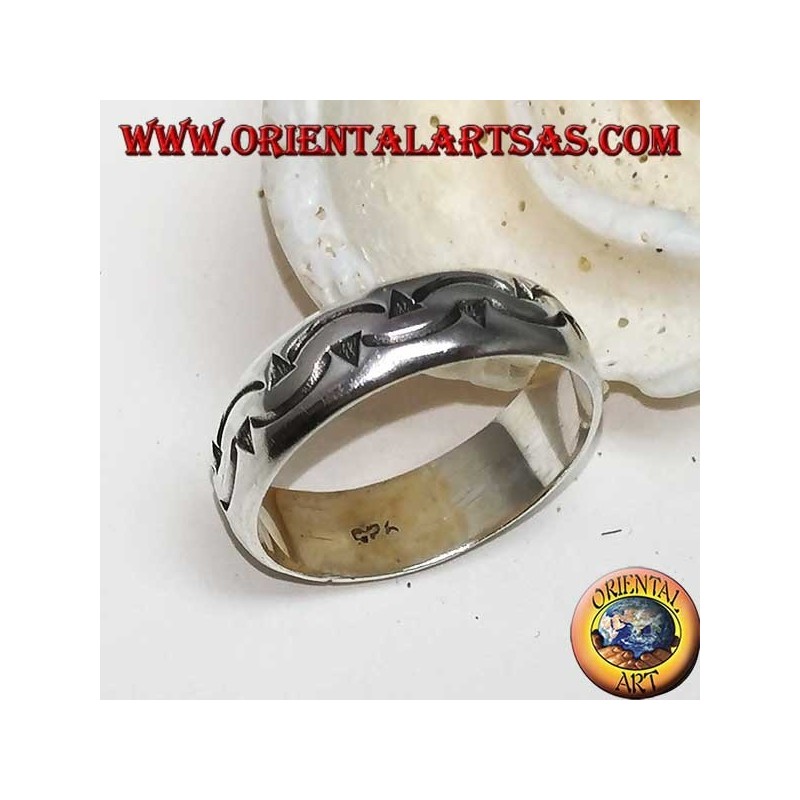 Anillo de plata con dos hileras de dardos curvos tallados a mano.