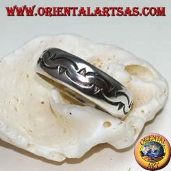 Anillo de plata con dos hileras de dardos curvos tallados a mano.