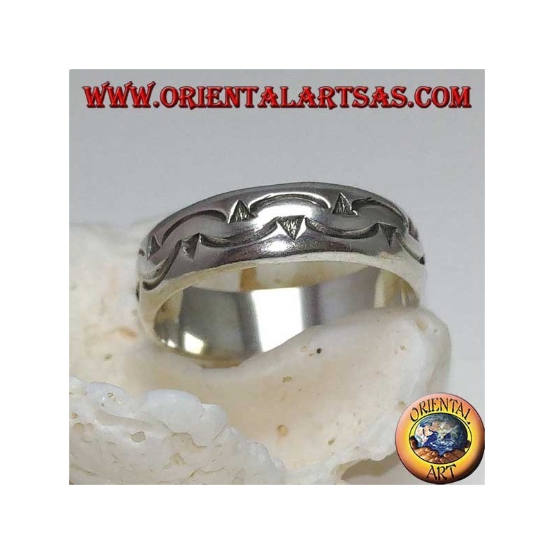 Anello in argento a fedina con due file di freccette curve scavate a mano