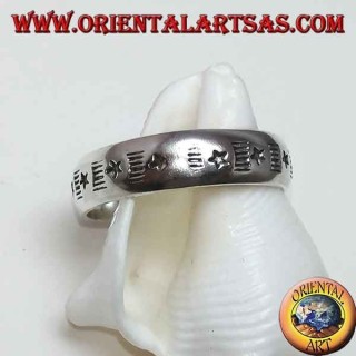 Anillo de plata con alternancia de estrellas y pentagramas grabados