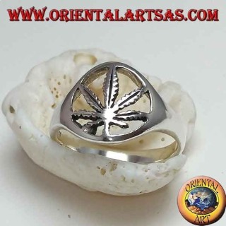 Bague en argent avec feuille de chanvre sculptée (marijuana)