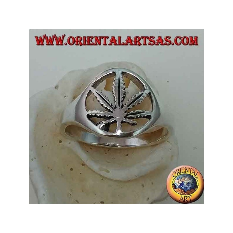 Bague en argent avec feuille de chanvre sculptée (marijuana)