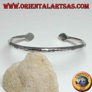 Steifes Silberarmband, mit handgefertigten Tropfenfinals geschnitzt