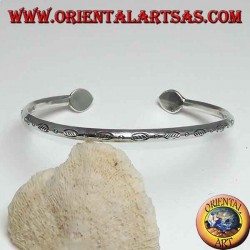 Bracelet rigide en argent, sculpté avec une finale en forme de goutte faite à la main