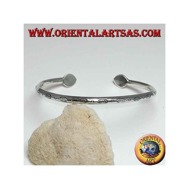 Bracelet rigide en argent, sculpté avec une finale en forme de goutte faite à la main