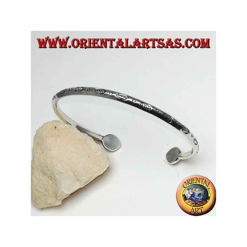 Pulsera de plata rígida, tallada con finales de lágrima hechos a mano.