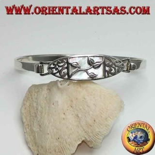 Steifes Silberarmband mit floraler Schnitzerei und rechteckigem Perlmutt darunter