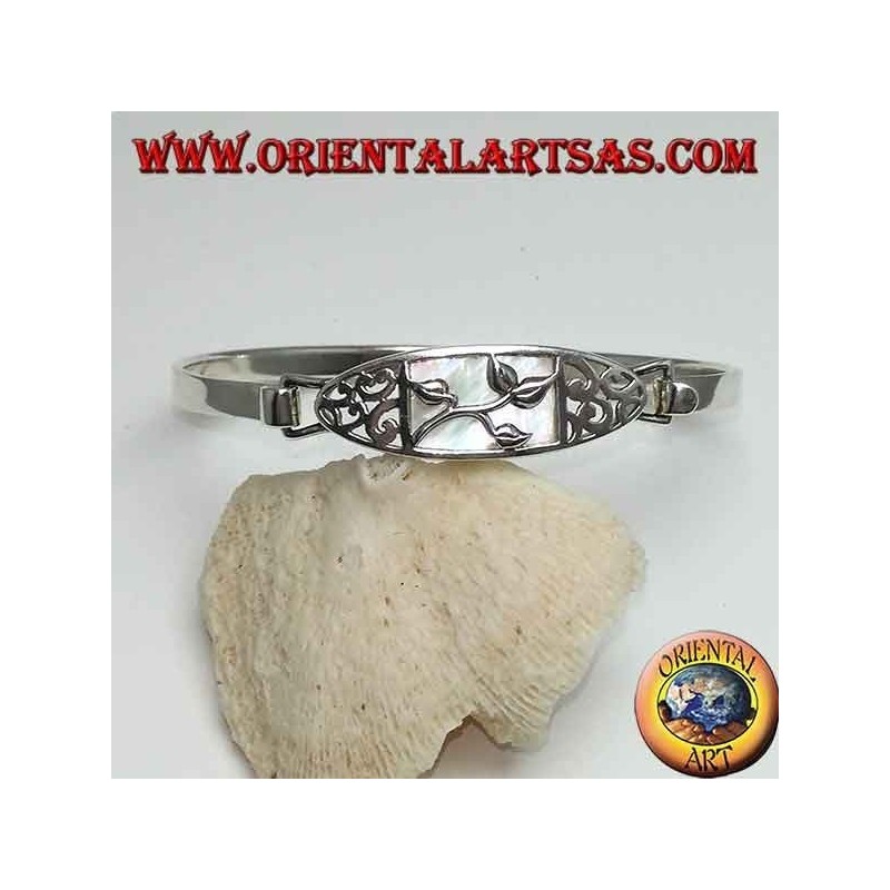 Bracelet rigide en argent avec sculpture florale et nacre rectangulaire ci-dessous
