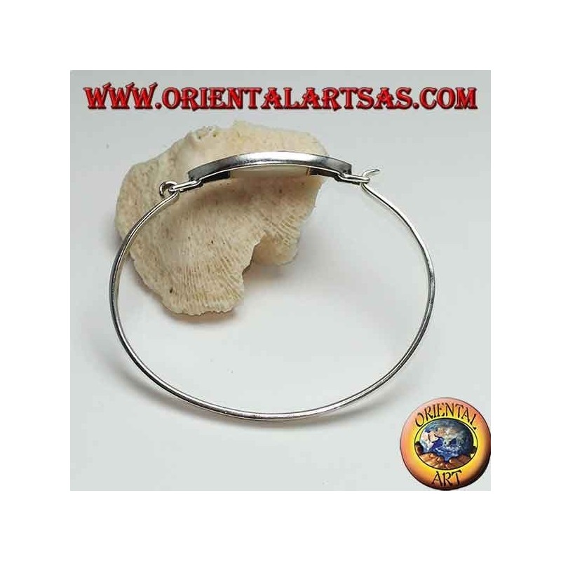 Bracelet rigide en argent avec sculpture florale et nacre rectangulaire ci-dessous