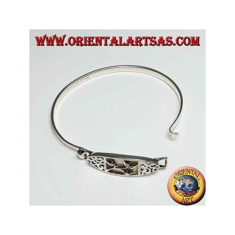 Pulsera rígida de plata con talla floral y nácar rectangular debajo