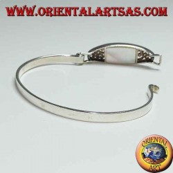 Pulsera rígida de plata con talla floral y nácar rectangular debajo