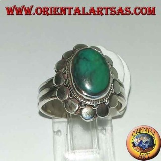 Anello in argento con turchese ovale antico naturale, bordato di piastrine tonde