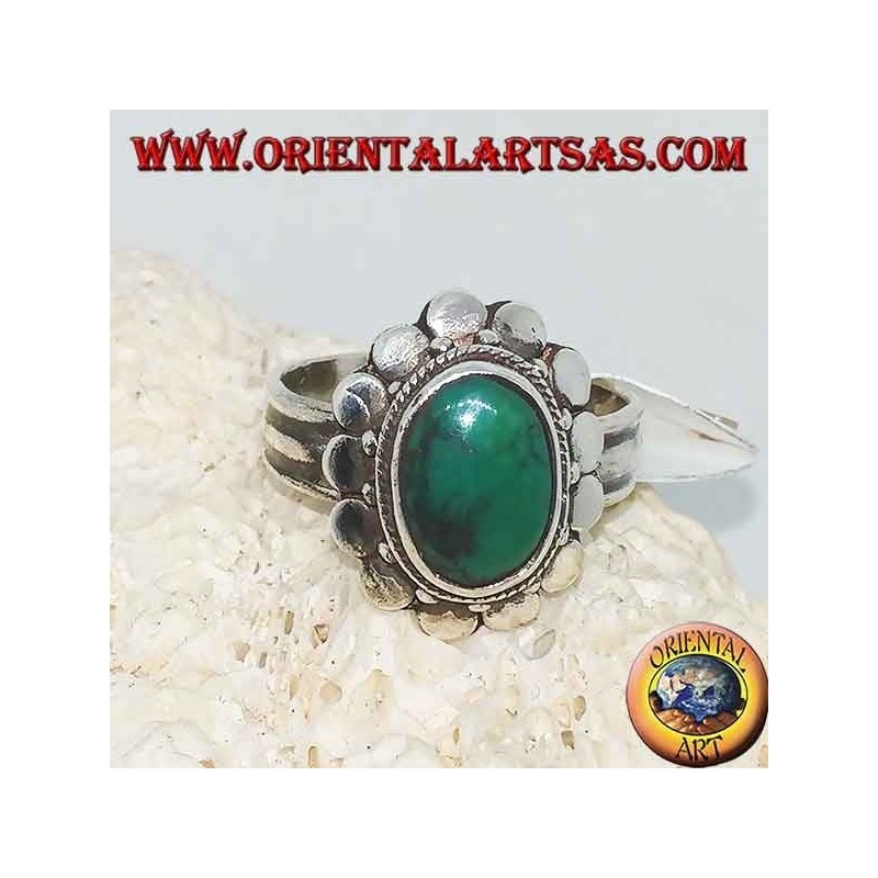 Anello in argento con turchese ovale antico naturale, bordato di piastrine tonde