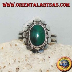 Anillo de plata con turquesa ovalada antigua natural, ribeteada con placas redondas
