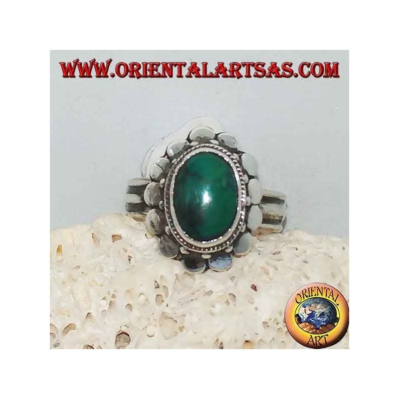 Anello in argento con turchese ovale antico naturale, bordato di piastrine tonde