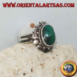 Anillo de plata con turquesa ovalada antigua natural, ribeteada con placas redondas