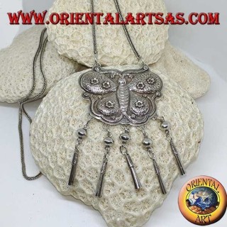 Long collier en argent avec médaillon en forme de papillon et pendentifs