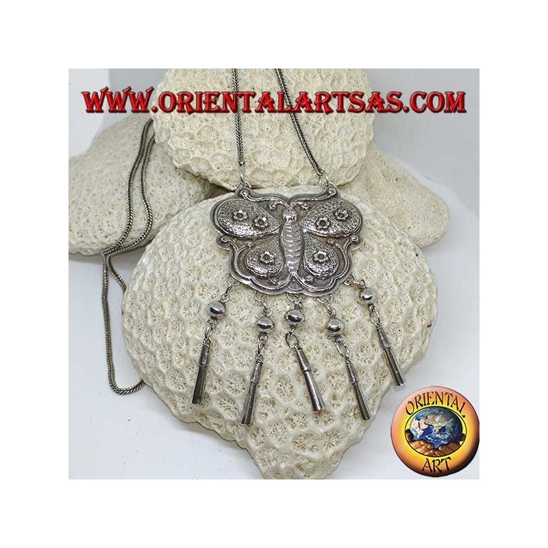 Collar largo de plata con medallón en forma de mariposa y colgantes.
