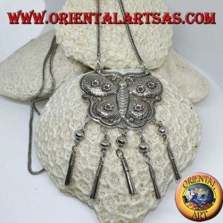 Collar largo de plata con medallón en forma de mariposa y colgantes.