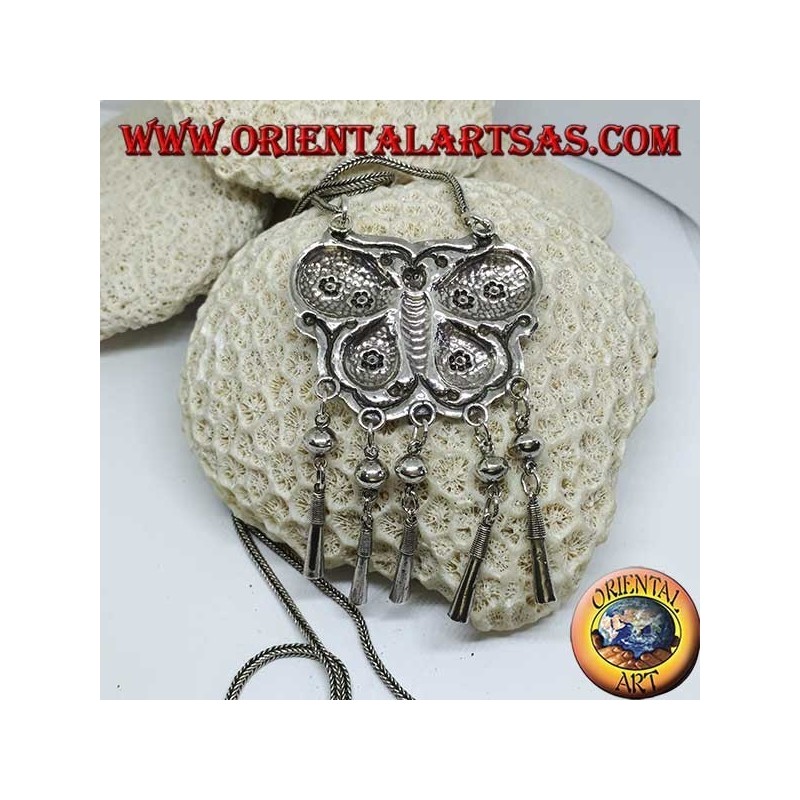 Collana in argento lunga con medaglione a forma di farfalla e pendenti