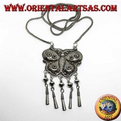 Collar largo de plata con medallón en forma de mariposa y colgantes.