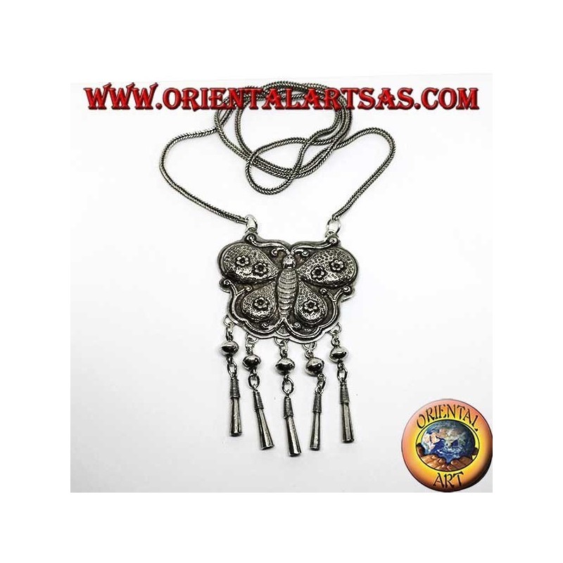 Collar largo de plata con medallón en forma de mariposa y colgantes.