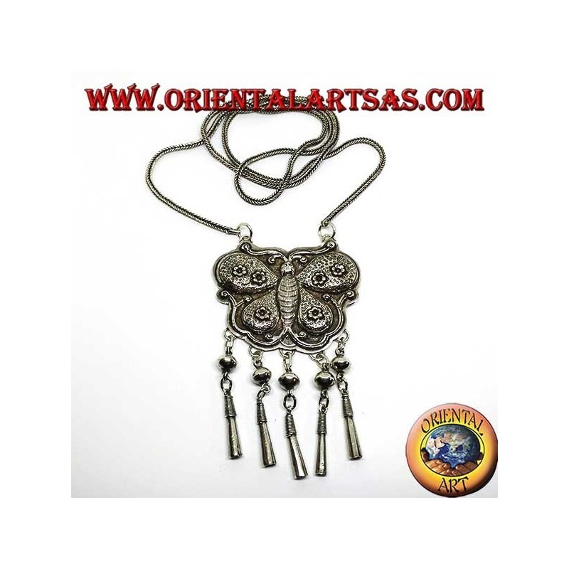 Collar largo de plata con medallón en forma de mariposa y colgantes.