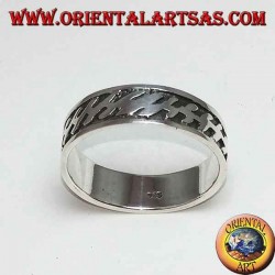Silver band ring with bas-relief zig zag