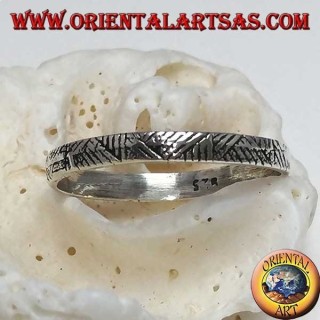 Bague en argent étroit avec incisions géométriques