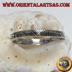 Band ring in narrow silver with geometric incisions