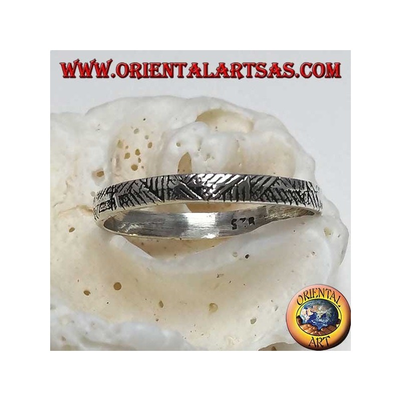 Anello  fedina in argento stretta con incisioni geometriche