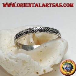 Anillo de banda en plata estrecha con incisiones geométricas.