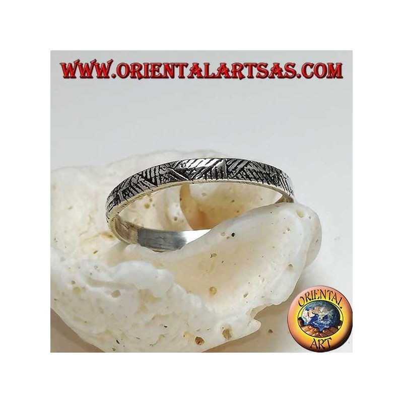 Anello  fedina in argento stretta con incisioni geometriche
