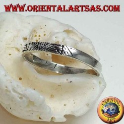 Band ring in narrow silver with geometric incisions