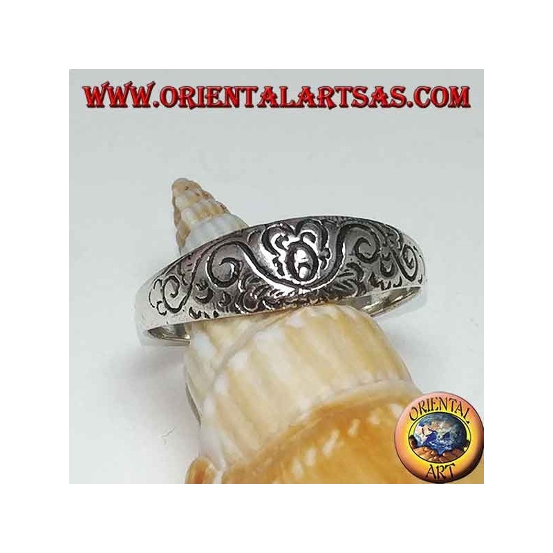 Anillo de plata con grabados florales.