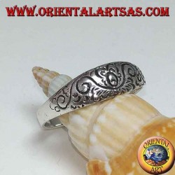 Bague en argent avec gravures florales