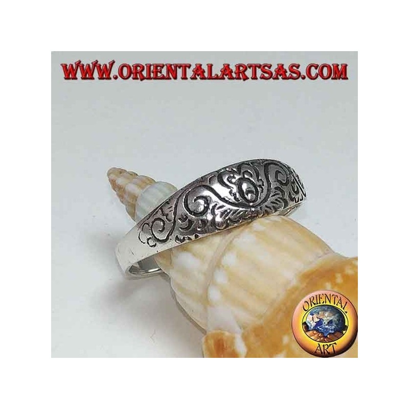 Anillo de plata con grabados florales.