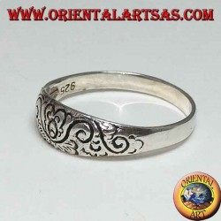 Anillo de plata con grabados florales.