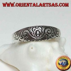 Anillo de plata con grabados florales.